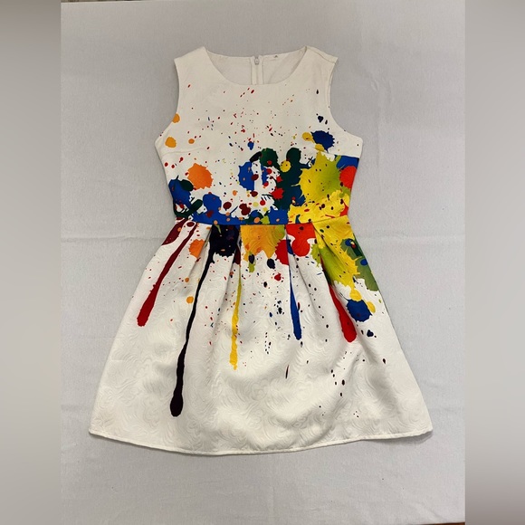 This dress makes a statement! - Picture 1 of 2